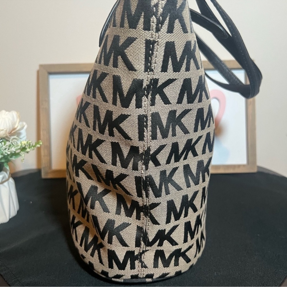 Vintage Michael Kors Jet Set Medium Signature Tote - Picture 7 of 11